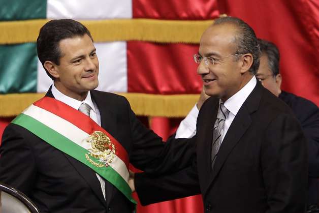 Felipe Calderón entregándole la banda presidencial a Peña Nieto.