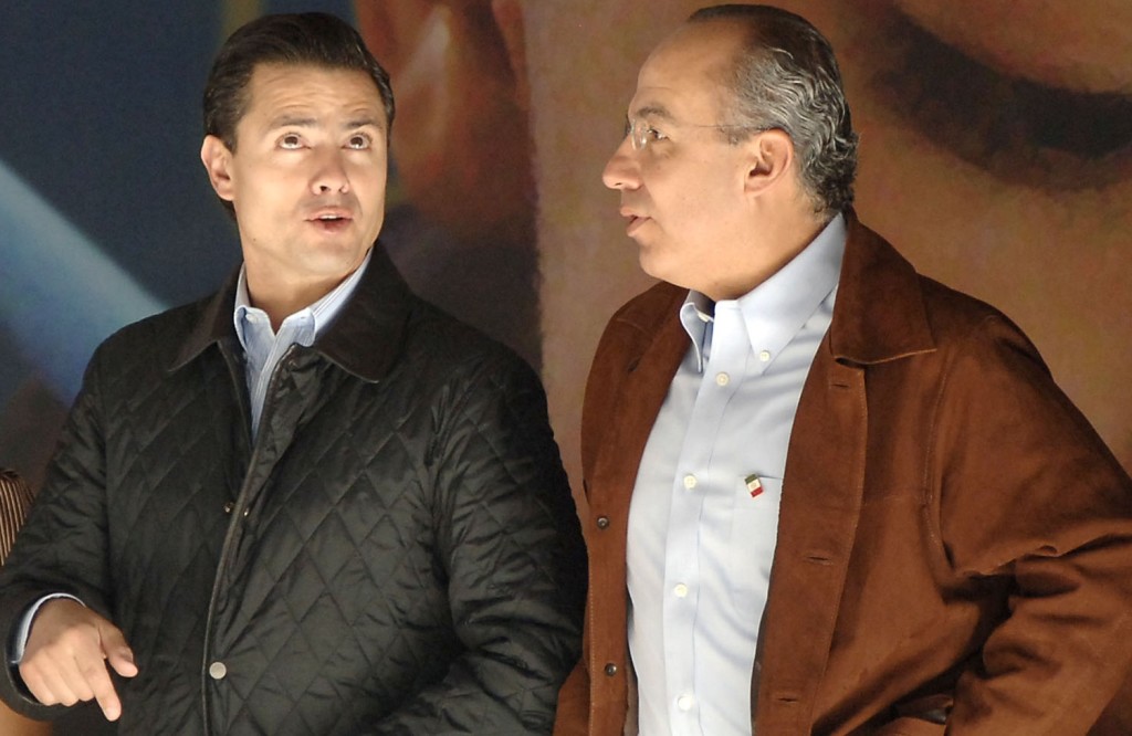 Peña Nieto, entonces gobernador del Estado de México, con Felipe Calderón. Foto: Miguel Dimayuga/Internet