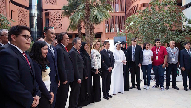 Alumnos de Conalep Jalisco en Abu Dhabi, con Enrique Peña Nieto y representantes del Gobienro de Emiratos Árabes, entre otros. Foto: Facebook de Enrique Peña Nieto