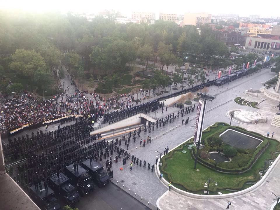 Cerco policial para impedir la entrada de la CNTE al Zócalo de la Ciudad de México. Foto: YoSoy132
