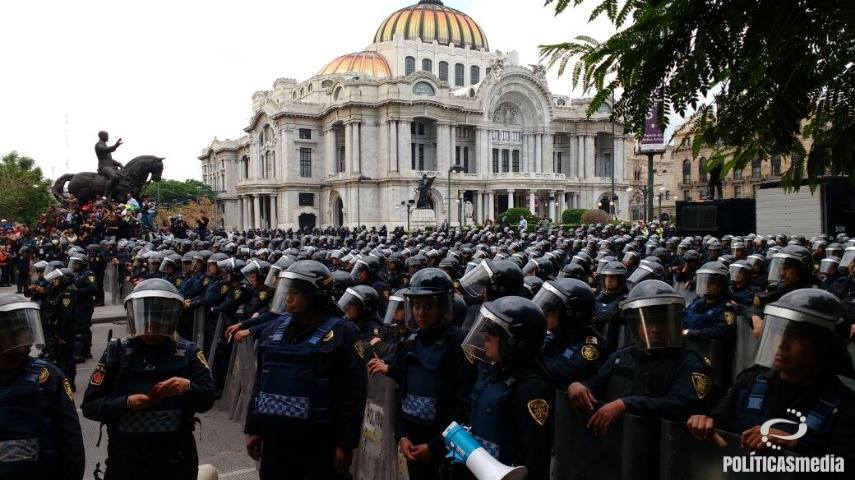 Cerco policial para impedir la entrada de la CNTE al Zócalo de la Ciudad de México. Foto: Políticas Media