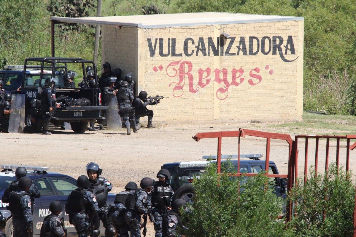 Policías disparando a la multitud de maestros de la CNTE y habitantes de Nochixtlán. Foto: Luis Alberto Hernández, AP