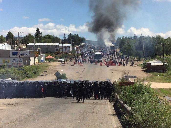 Represión de Policías Federales a maestros y habitantes de Nochixtlán, Oaxaca. Foto: Facebook