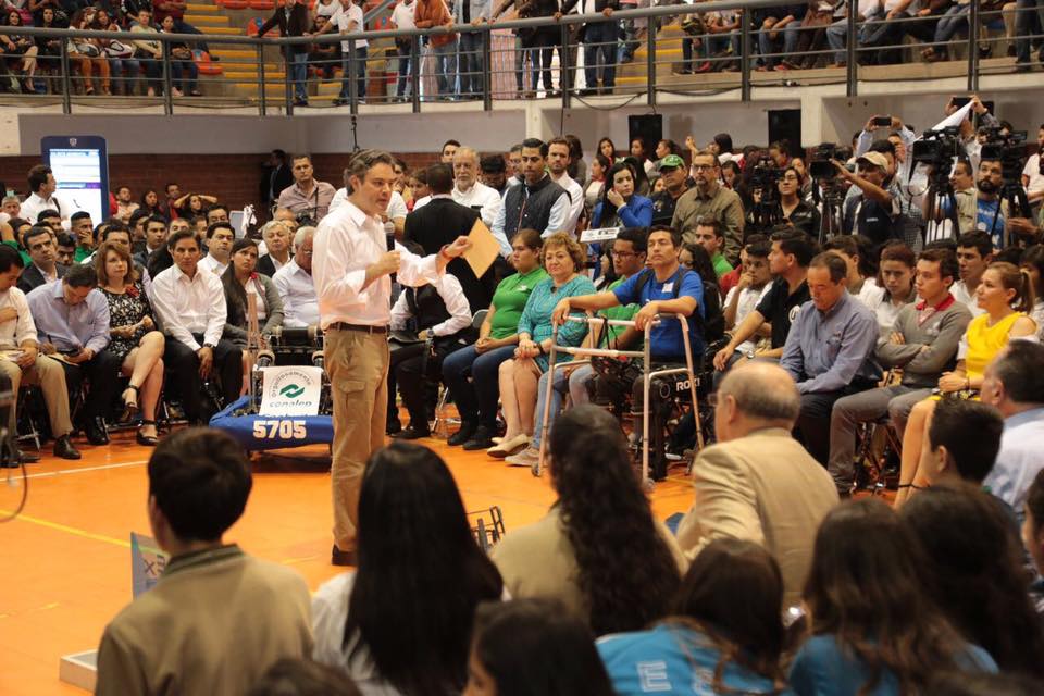 Aurelio Nuño en el Estadio Panamericano de Voleibol. Foto: Facebook 
