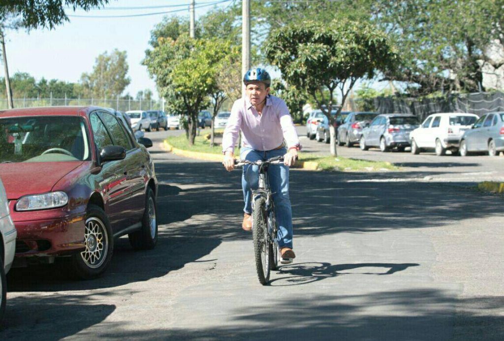 El alcalde de Zapopan, Pablo Lemus, en su viaje en bicicleta por el día mundial sin auto. Foto: Facebook 