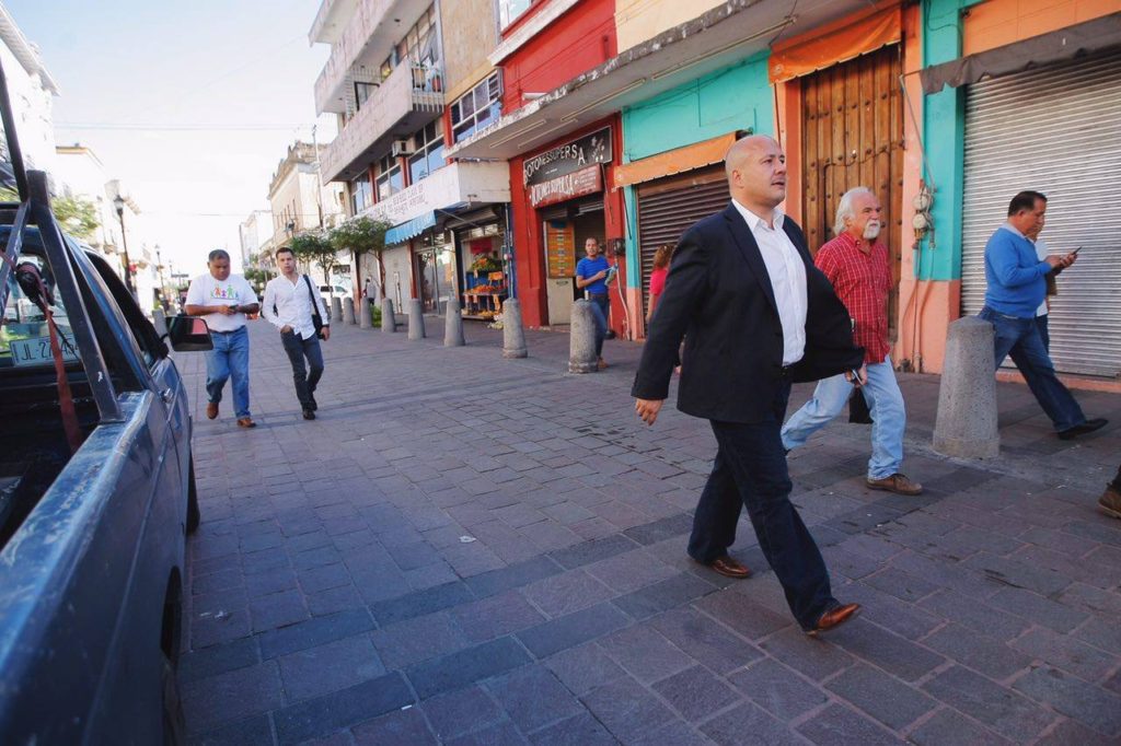 El alcalde Enrique Alfaro caminando en el andador peatonal Pedro Loza. Foto: Facebook