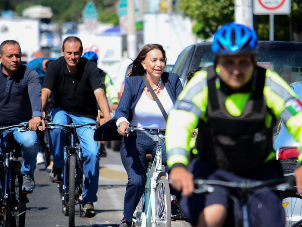 La alcaldesa de Tlaquepaque, María Elena Limón, se subió a una bicicleta en el día mundial sin auto. Foto: Twitter 