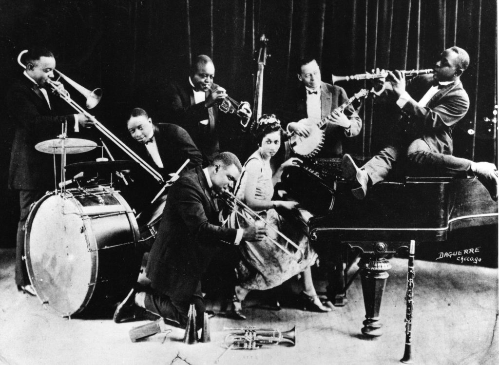 King Oliver (de pié a la trompeta) y su «Creole Jazz Band», Chicago, 1923. Foto: Colección fotográfica de Frank Driggs. Encyclopædia Britannica.