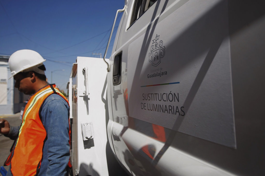 Trabajadores en el arranque del programa de sustitución de luminarias en el barrio de El Santuario. Foto: Gobierno de Guadalajara