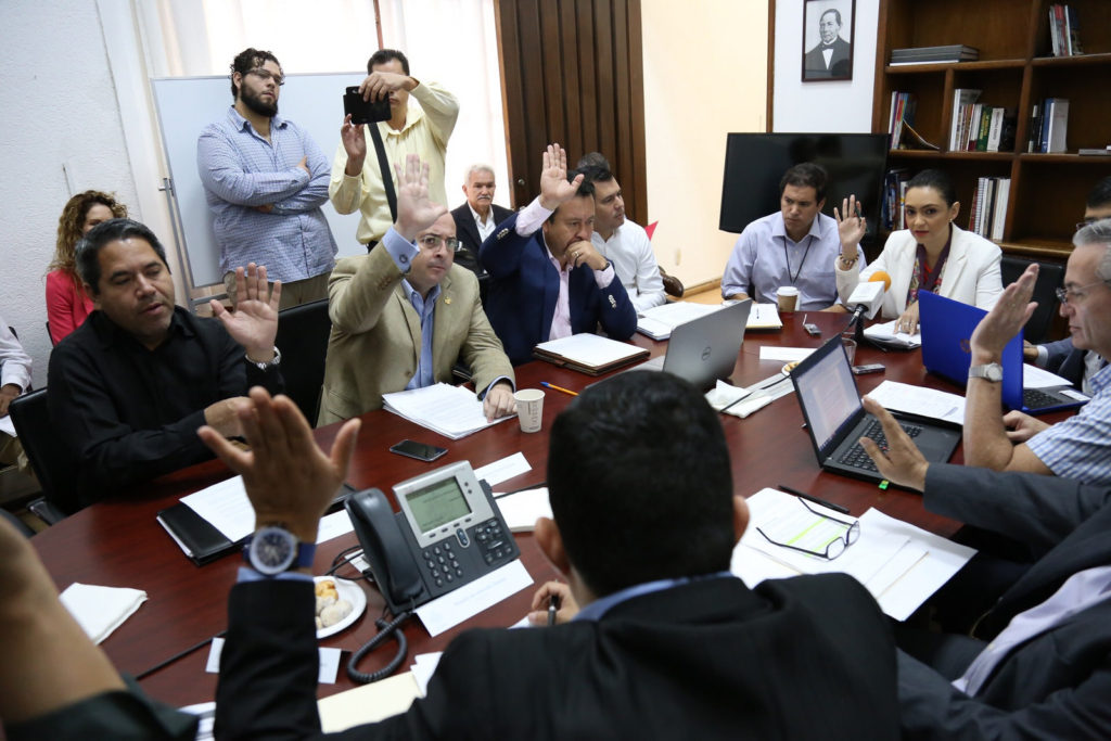 Votación de los regidores de la Comisión de Hacienda sobre la entrega del servicio de alumbrado público a una empresa privada. Foto: Gobierno de Guadalajara