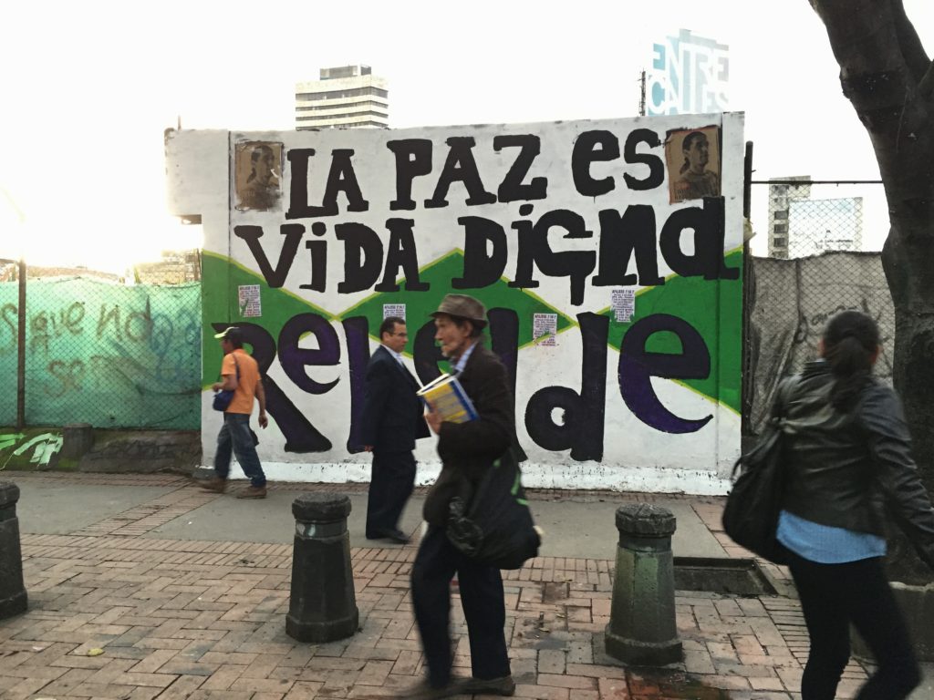 Las paredes dicen en Bogotá: “La paz es vida digna rebelde”. Foto: César Octavio Huerta 