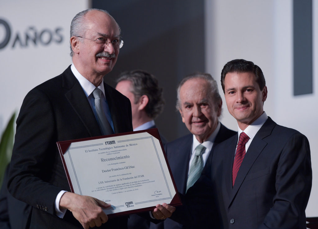 Peña Nieto le entrega distinción al ex secretario de Hacienda, Francisco Gil Díaz. Foto: Especial