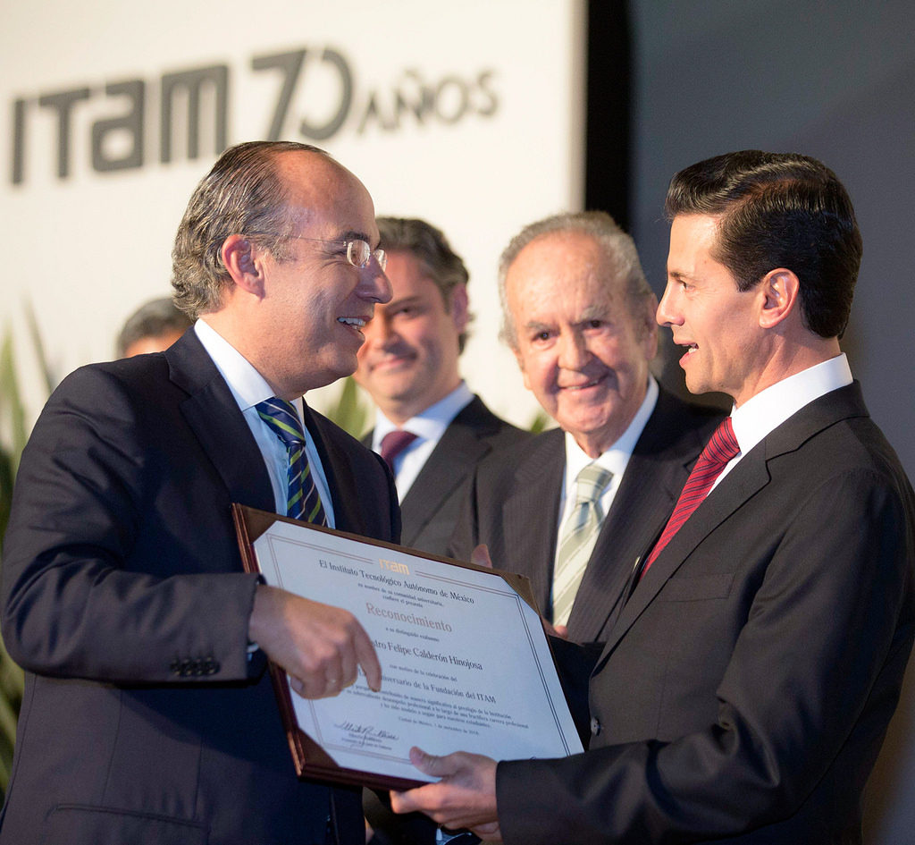 Peña Nieto le entrega premio a Felipe Calderón. Foto: Especial