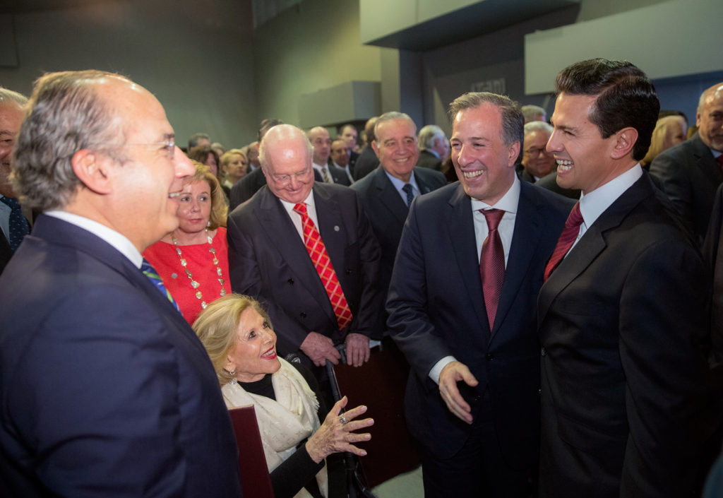 Peña Nieto le entregó un galardón a Felipe Calderón. Foto: Especial