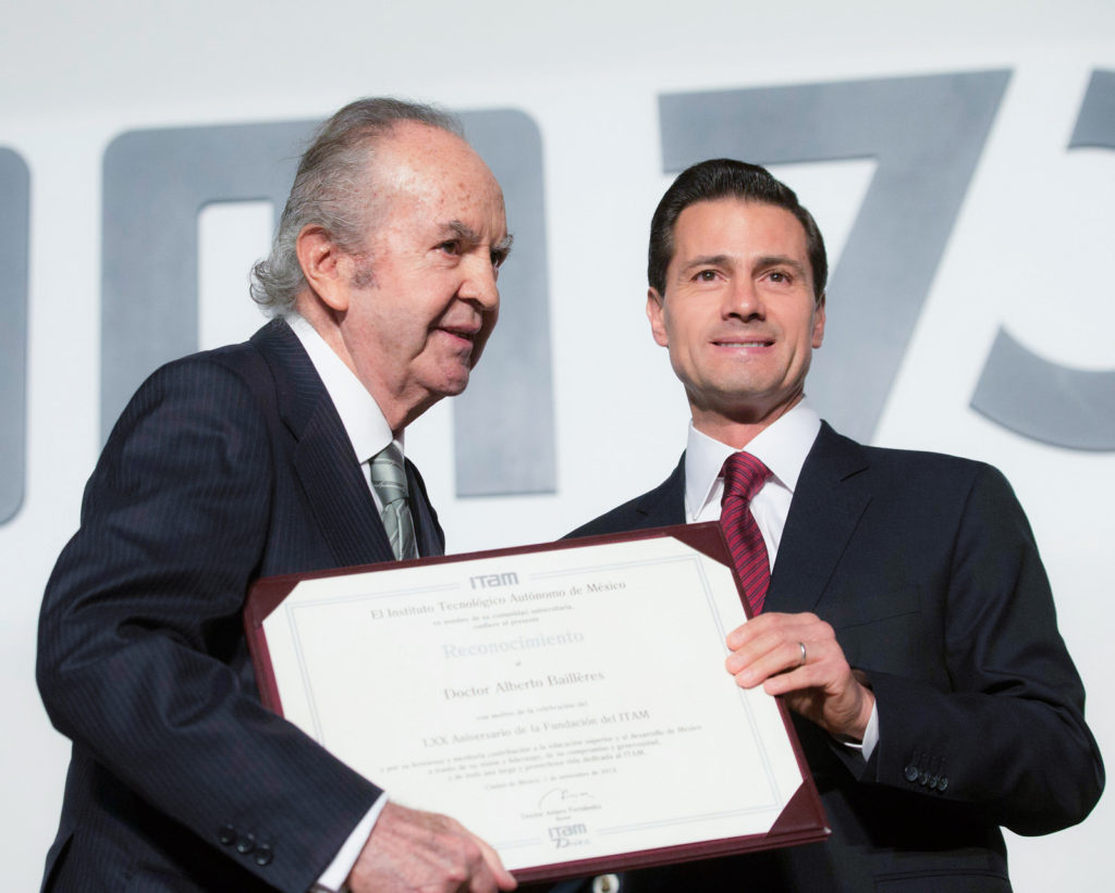 Peña Nieto le entrega distinción al empresario Alberto Baillères, fundador del ITAM. Foto: Especial