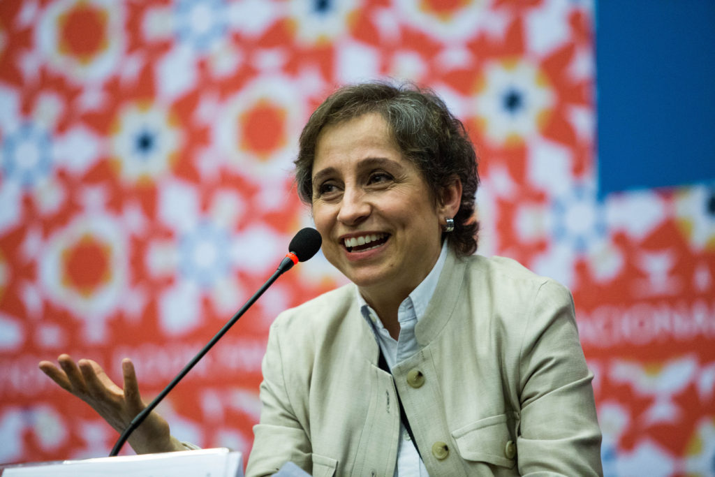 Carmen Aristegui charla con jóvenes en la Feria Internacional del Libro de Guadalajara. Foto: Natalia Fregoso/FIL